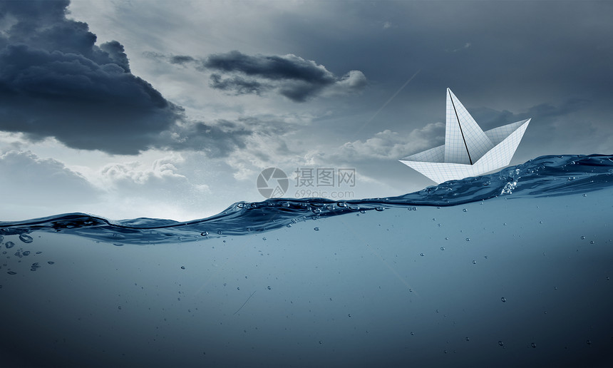 纸船纸船漂浮波涛汹涌的海上图片