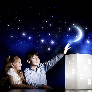晚上梦可爱的小男孩女孩看着房子的模型图片