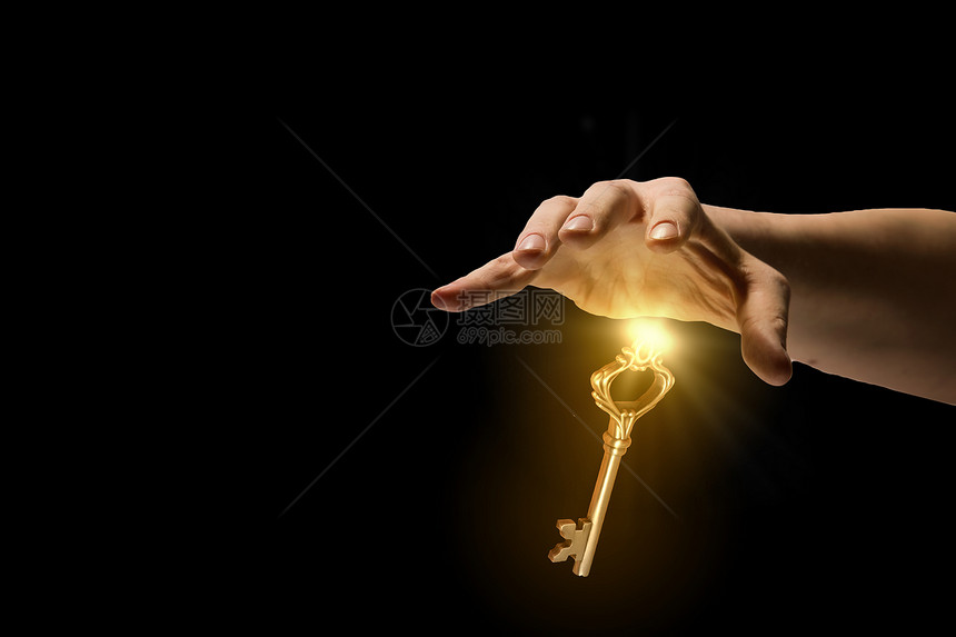 成功的关键特写人的手抓住金钥匙图片