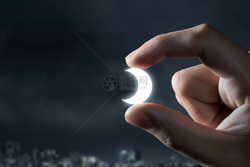 手指的月亮近距离观看男手月亮符号与手指图片