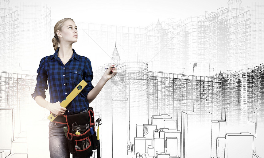 女建筑工人手握尺子的女建筑工人的特写图片