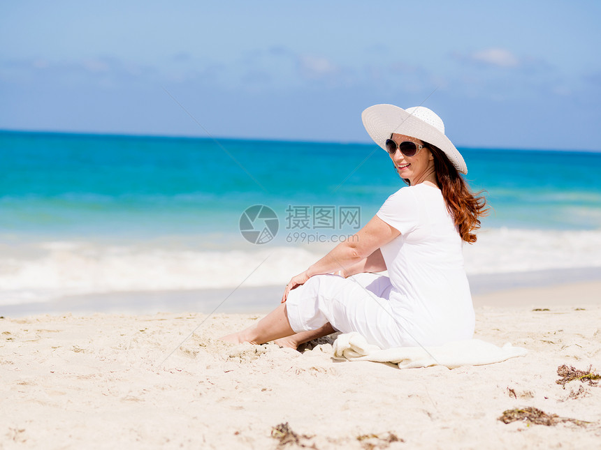 阳光明媚的天,海滩上穿着白色衣服的女人海滩上美好的天图片