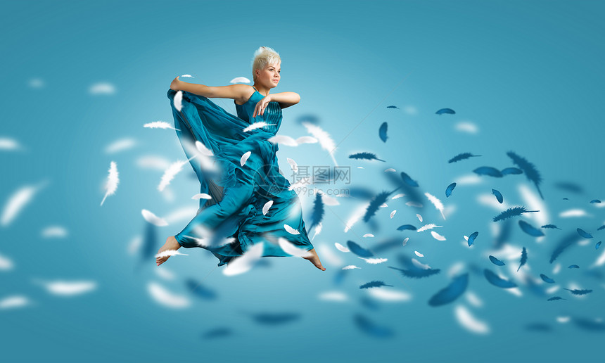 无忧无虑的女人轻迷人的女人穿着蓝色连衣裙跳得很高图片