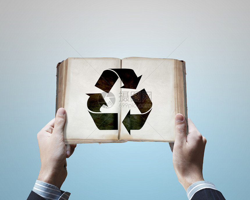 回收F男手着打开的书与回收标志图片
