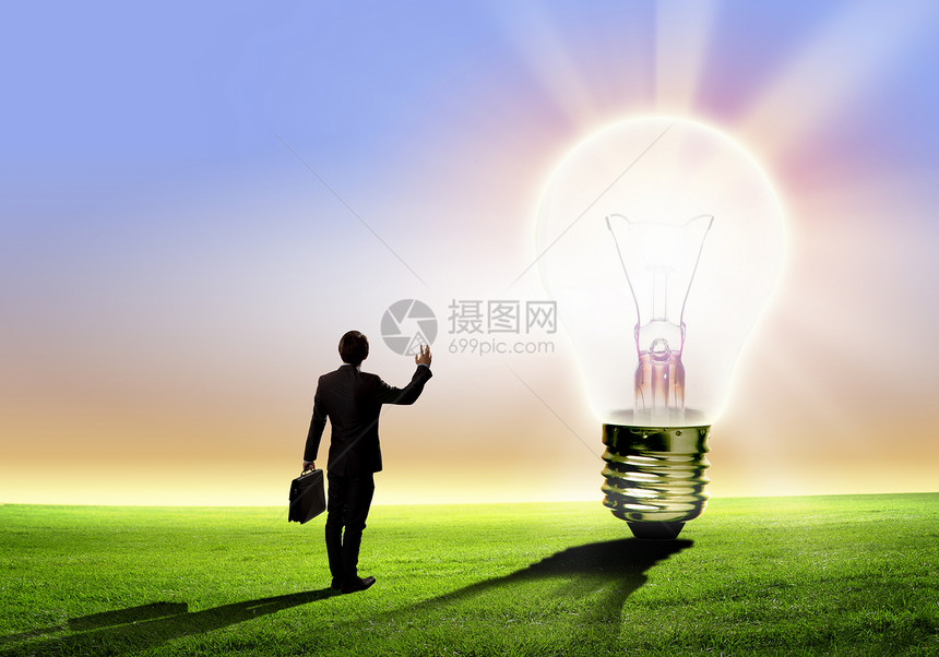 商人生态问题商人看灯泡的形象绿色能源图片