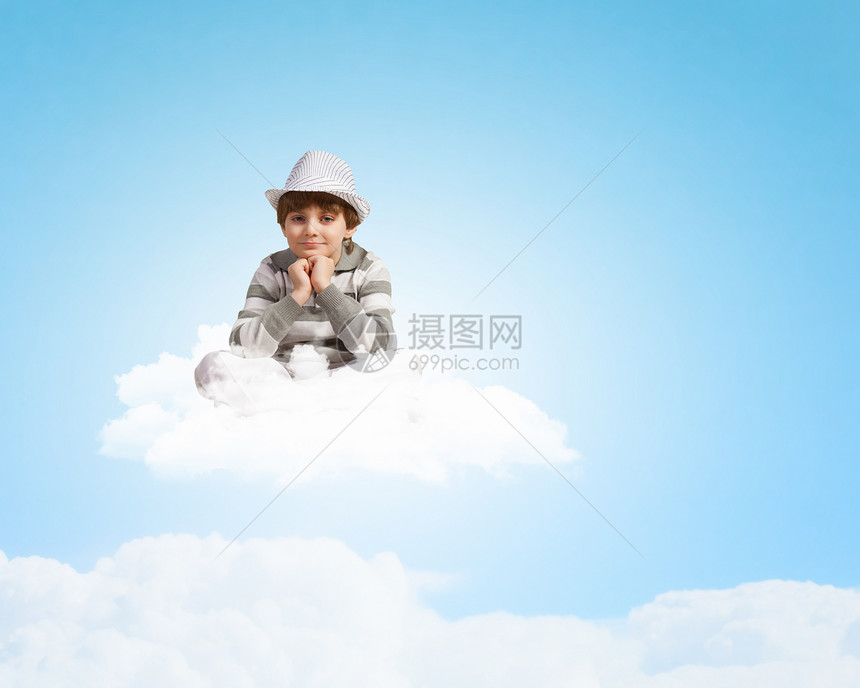 小男孩沉思小男孩坐云端放松的形象图片