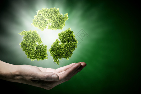 回收紧握绿色回收标志的手背景图片