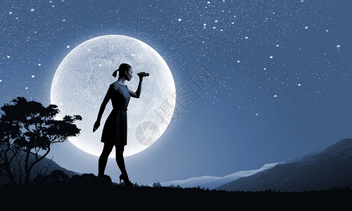 带望远镜的女人女背景上用大满月的双筒望远镜看的轮廓图片