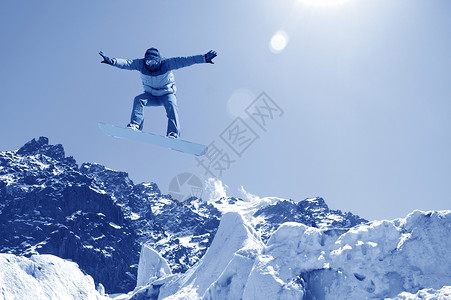 滑雪运动滑雪者晴朗的蓝天上跳高图片