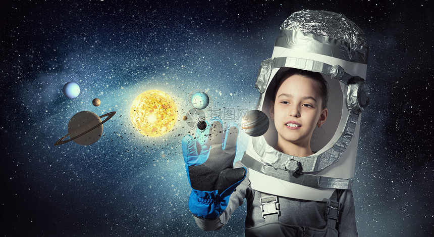 会探索太空可爱的小女孩,头上戴着纸箱头盔,梦想成为宇航员图片