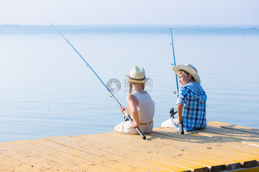 鱼竿的男孩女孩男孩女孩带着钓鱼竿码头钓鱼图片
