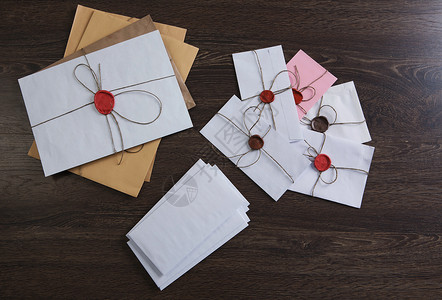 桌子上印章的信件旧的邮政与信封与蜡密封木制表高清图片
