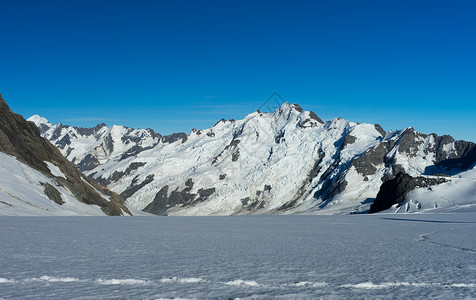 山峰山景雪,蓝天清澈图片