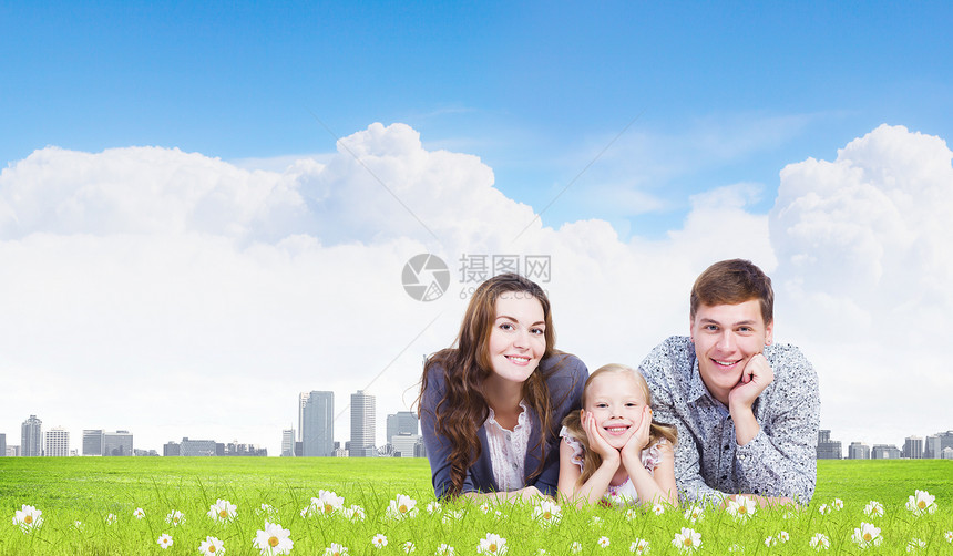 幸福的家庭父母女儿的轻幸福的家庭图片