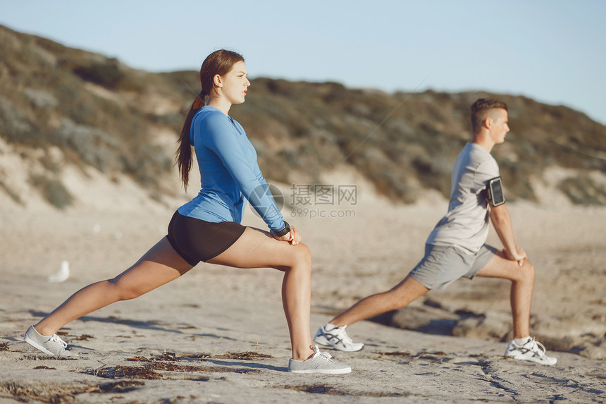 轻夫妇海滩训练轻夫妇海滩训练锻炼图片