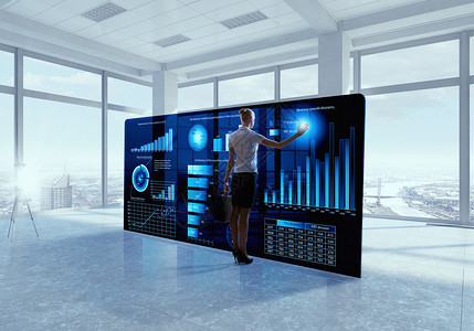 计算机信息图表新技术的整合背的女商人与现代虚拟板办公室工作背景