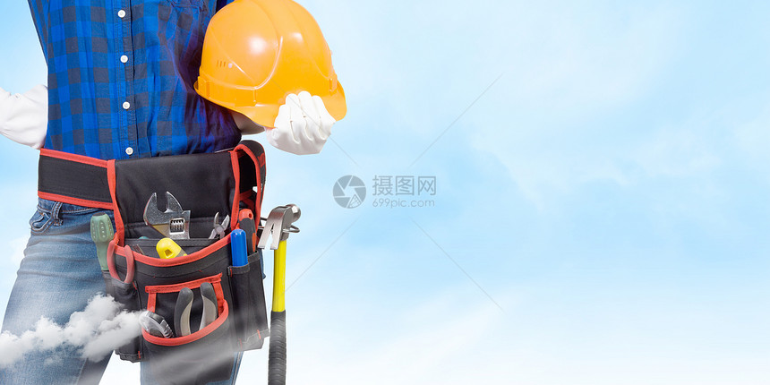 女建筑工人把手里着安全帽的女建筑工人关来图片