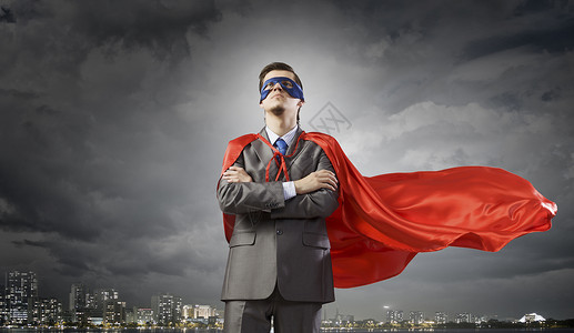 穿着超级英雄服装的轻人代表着力量勇气图片