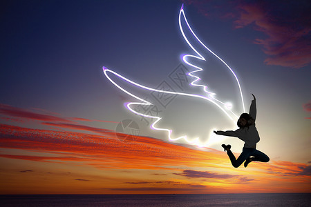 当你轻快乐的时候长着翅膀的轻女孩天空中跳得很高高清图片