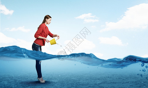 拿着水桶女孩新鲜水晶水轻的女人水桶里倒水背景