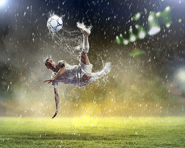 足球运动员击球足球运动员穿着白色衬衫雨下体育场击球图片