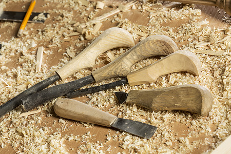 桌子上木材木屑的刀具图片