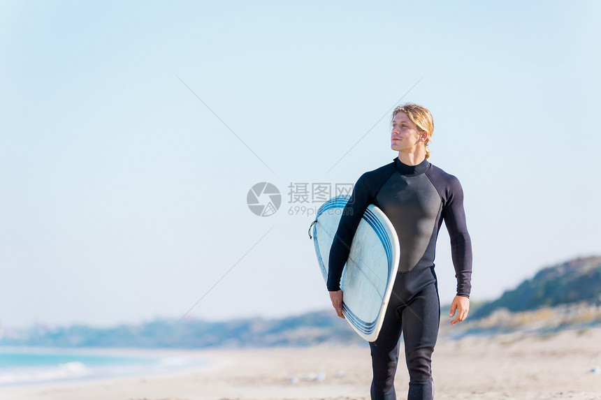 个轻的冲浪者海滩上冲浪准备好打浪了图片