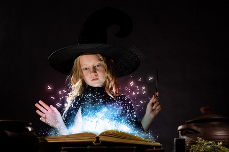 万节女巫小万节女巫阅读魔法书的魔法图片