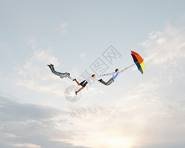 办公室逃走商人们伞上天空中飞翔图片