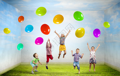 好玩的孩子抓住气球群快乐的孩子玩五颜六色的气球图片