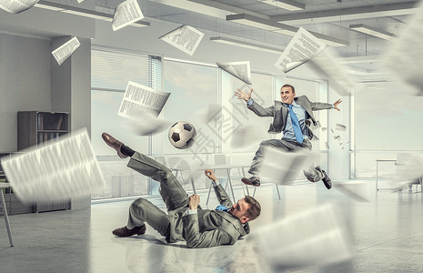 办公室踢足球穿着西装的商人现代办公室打球图片