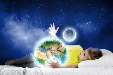 晚上梦可爱的男孩睡床上抱着地球这幅图像的元素由美国宇航局提供的图片