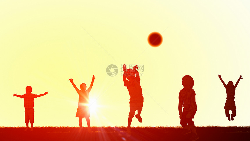 快乐粗心的童群孩子夕阳的背景下欢快地跳高的剪影图片