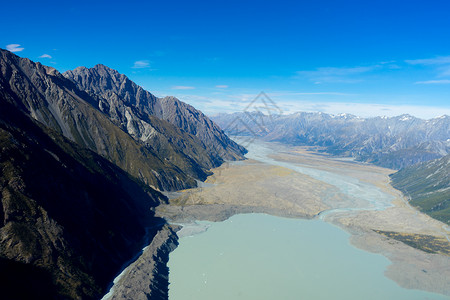 新西兰清澈蓝天的石岩自然景观背景图片