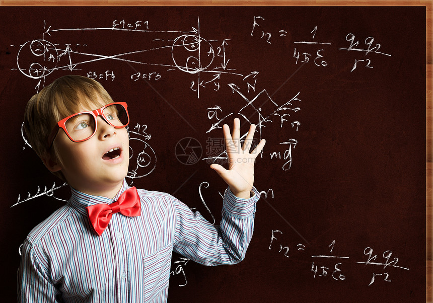 聪明的小学生戴着红色眼镜的聪明男孩靠近黑板,公式图片