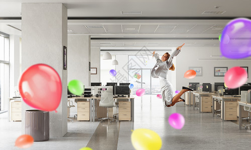 觉快乐的女商人现代办公室跳舞图片