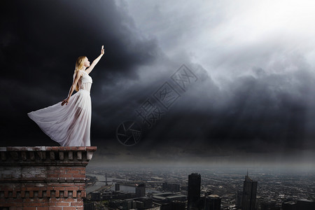 台阶到天堂穿白色衣服的女人轻的女人穿着白色的长裙建筑物的顶部背景