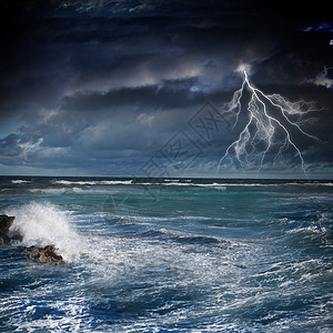 海上雷雨大浪闪电的夜晚暴风雨海的形象图片