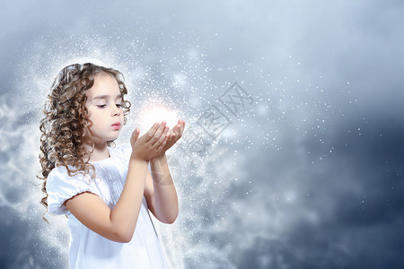 魔法女孩魔法光的孩子带着魔法灯的小女孩处发光背景