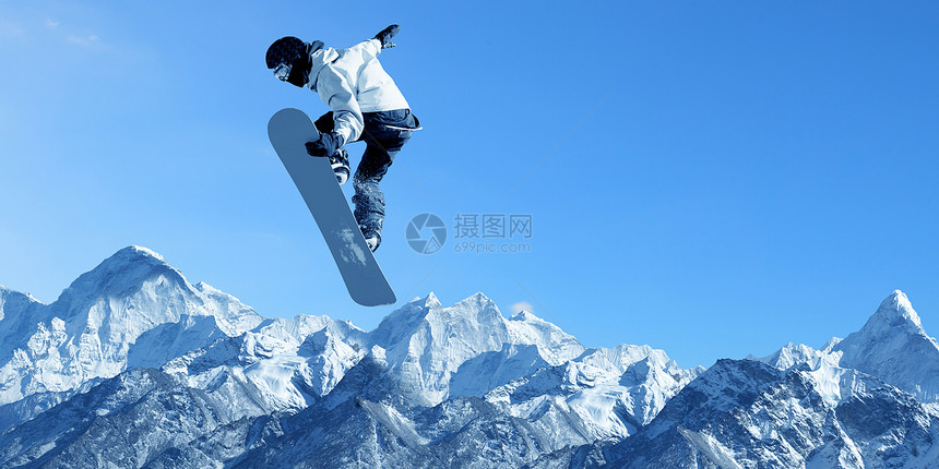 滑雪运动滑雪者晴朗的蓝天上跳高图片