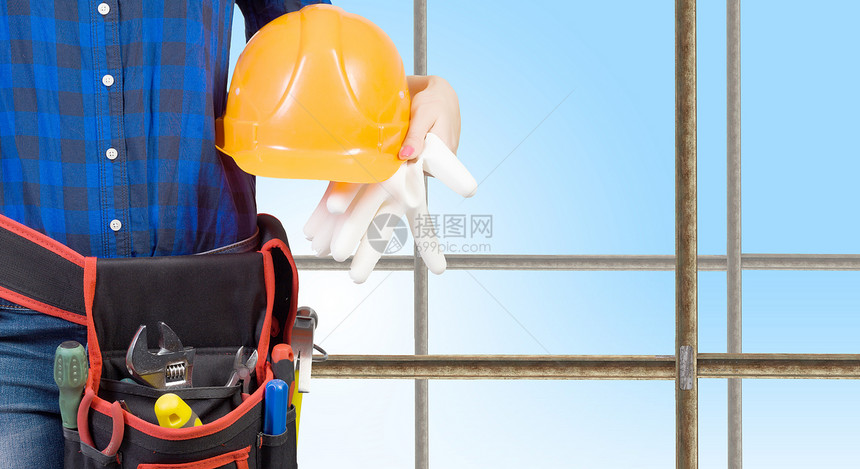 女建筑工人把手里着安全帽的女建筑工人关来图片