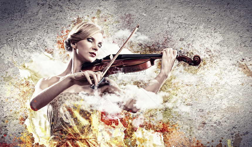 漂亮的女人拉小提琴美丽的女小提琴手飞溅的背景下闭着眼睛演奏的形象图片