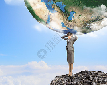 拯救地球女商人把地球扛肩上的形象图片