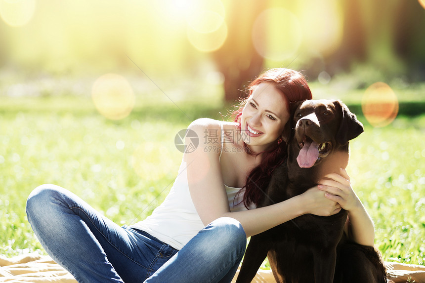 最好的朋友轻的女孩带着猎犬夏天的公园散步图片