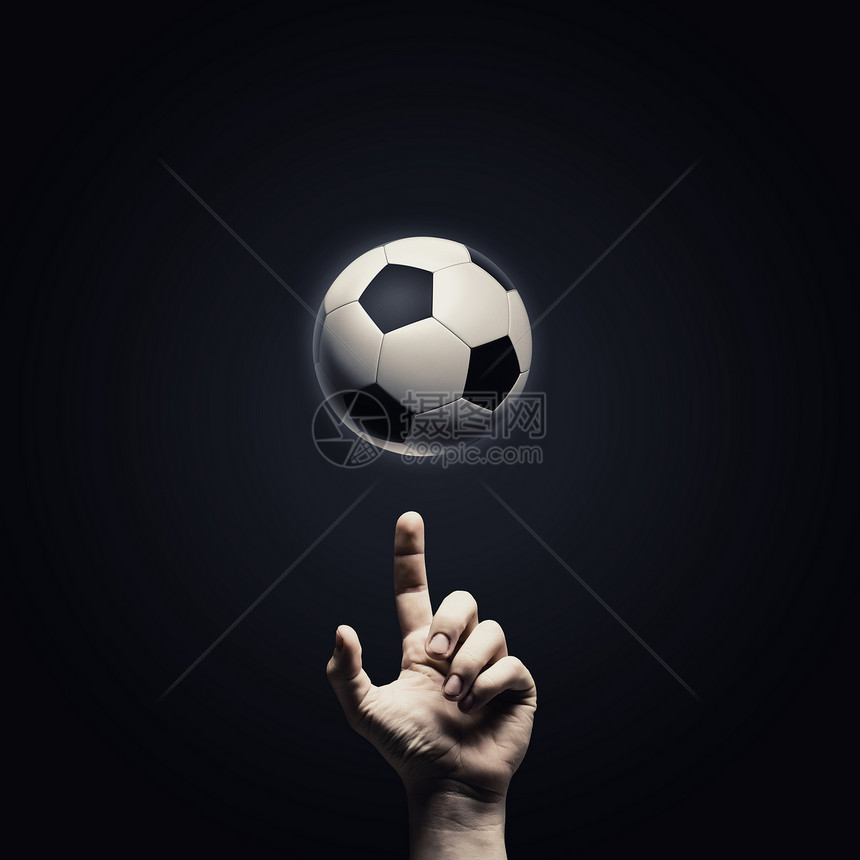 足球比赛靠近人的手指向足球图片