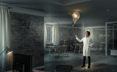 灯泡气球的医生戴眼镜的轻医生绳子上拉球球背景图片