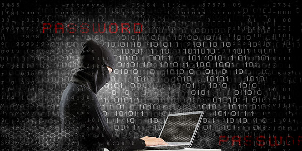 抢劫互联网安全穿深色衣服的黑客女人数字背景下用笔记本电脑设计图片