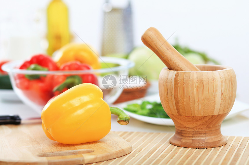桌子上的蔬菜图片