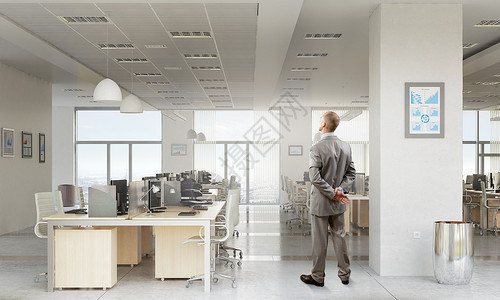 办公室商人思想的商人站空荡荡的办公室里图片