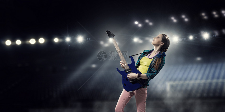 女滚吉他手轻迷人的滚女孩带着电吉他舞台上图片